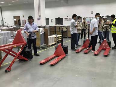 電動高升程搬運車交付使用，感謝廠家羅總親自跟客戶講解操作方法！
